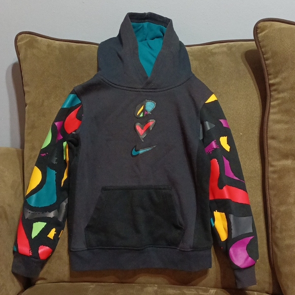 Nike boys multi color hoodie has patches that feel like leather. - Picture 11 of 17